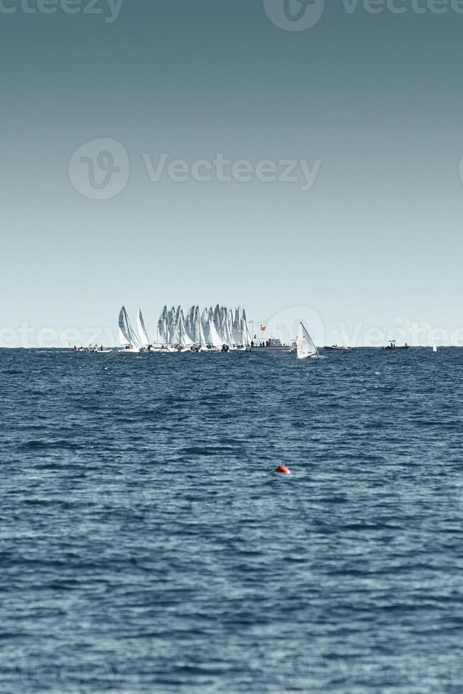 ein Menge von segeln Boote und Yachten im das Meer ging auf ein Segeln Ausflug in der Nähe von Hafen Herkules im Monaco, monte Carlo, segeln Regatta, Rennen foto