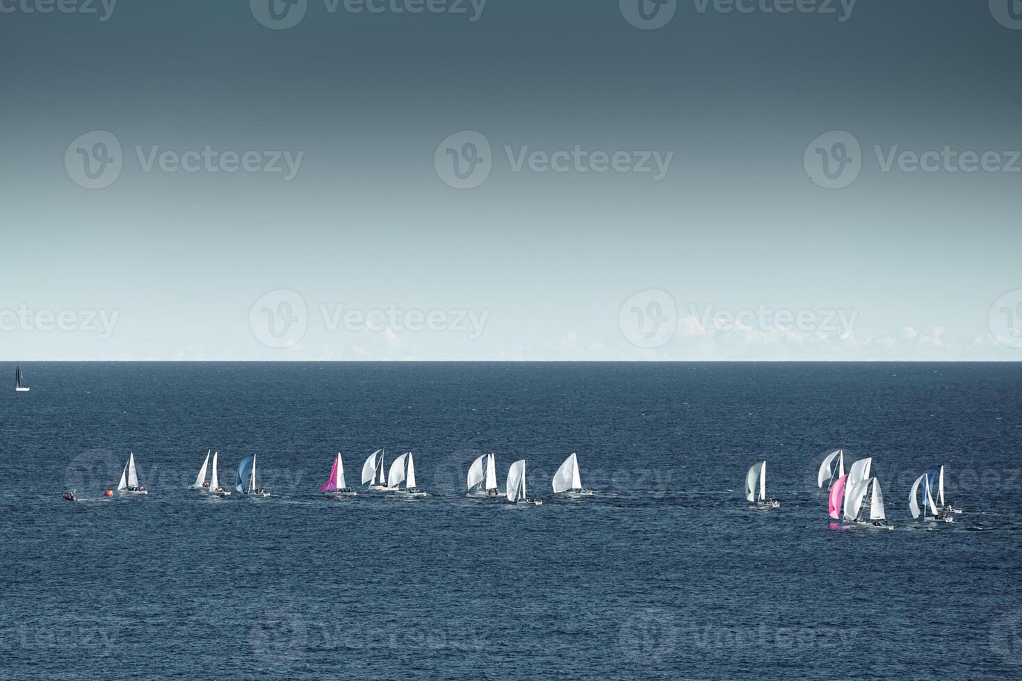 ein Menge von segeln Boote und Yachten im das Meer ging auf ein Segeln Ausflug in der Nähe von Hafen Herkules im Monaco, monte Carlo, segeln Regatta, Rennen foto