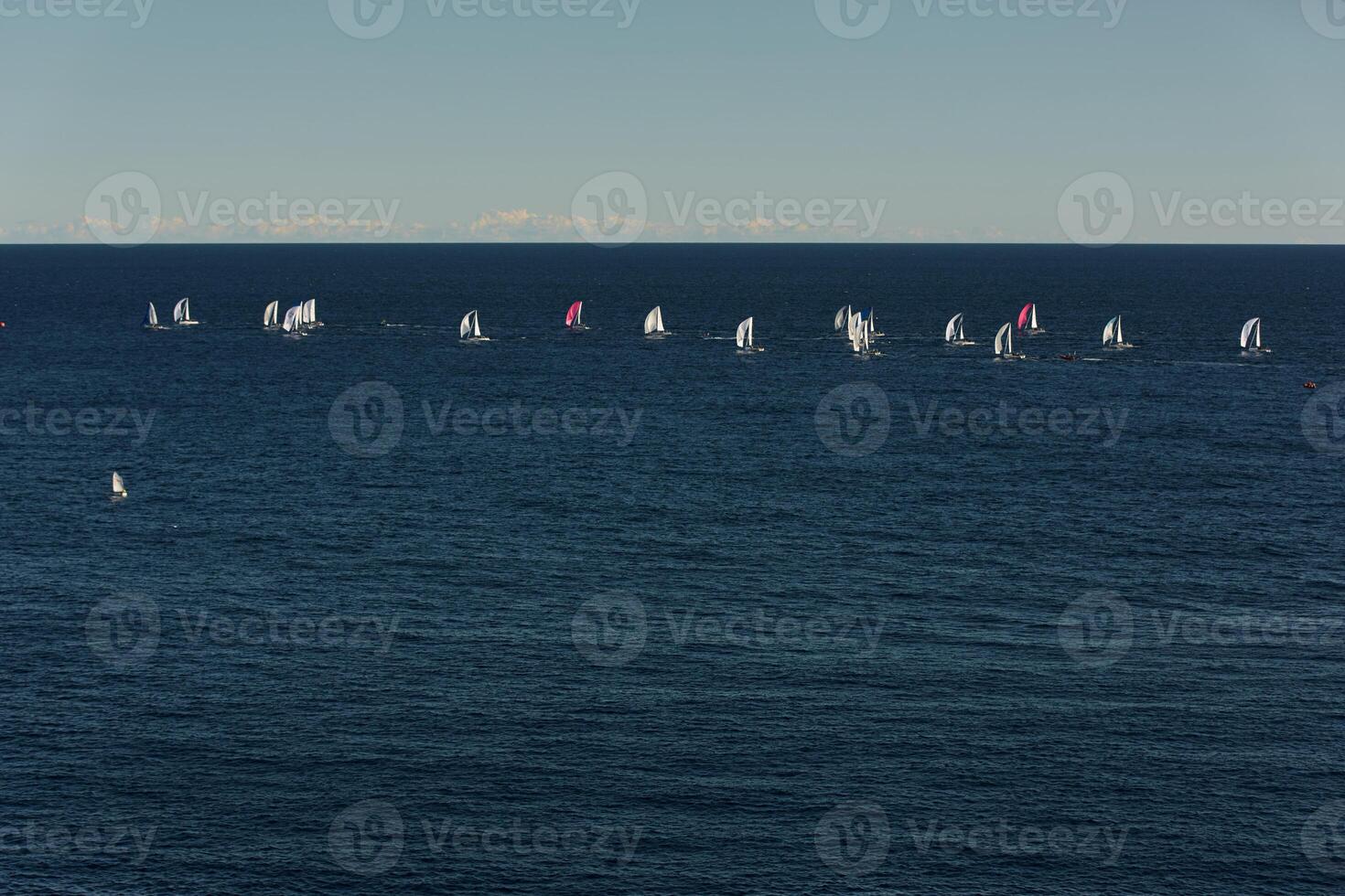 ein Menge von segeln Boote und Yachten im das Meer ging auf ein Segeln Ausflug in der Nähe von Hafen Herkules im Monaco, monte Carlo, segeln Regatta, Rennen foto