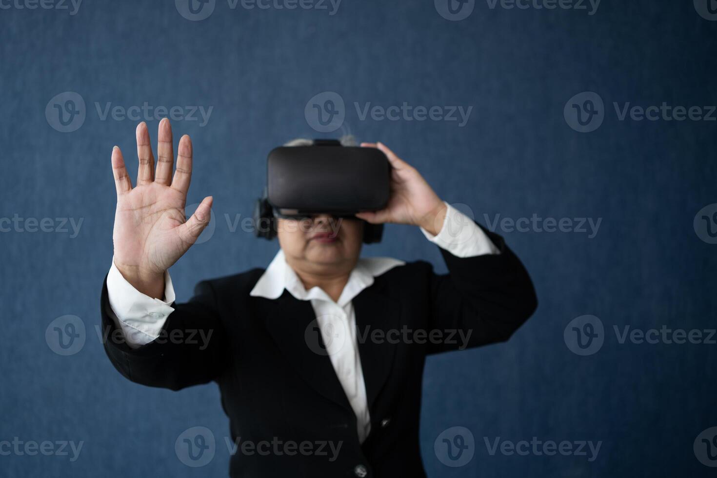 Senior Geschäft Frau tragen Clever virtuell Brille zum Konferenz, vr Headset Brille Technologie im modern Büros und posieren Finger zeigen und berühren. Metaverse Konzept. foto