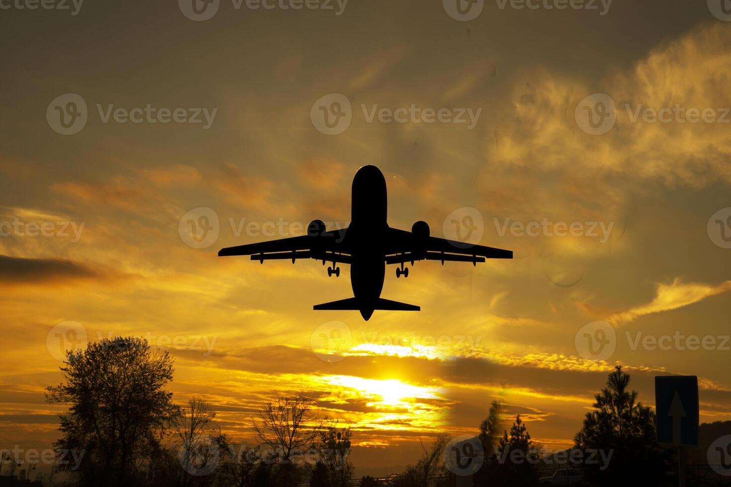 Passagiere kommerziell Flugzeug fliegend im Sonnenuntergang Licht. Konzept von schnell reisen, Ferien und Geschäft foto