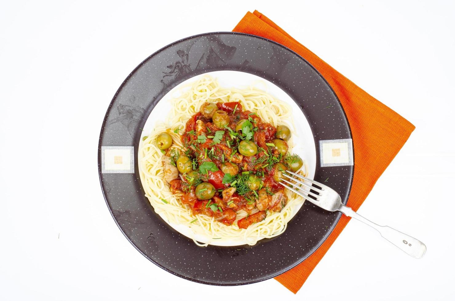Spaghetti mit gedünstetem Gemüse und grünen Oliven. Studiofoto foto