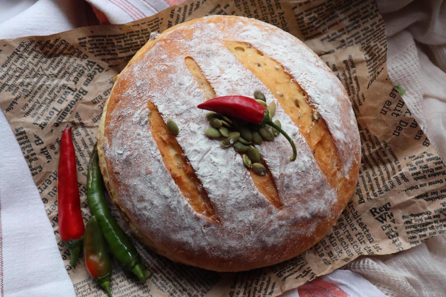 hausgemacht Sauerteig Brot frisch gebacken mit Gemüse und Grüns Dekoration foto