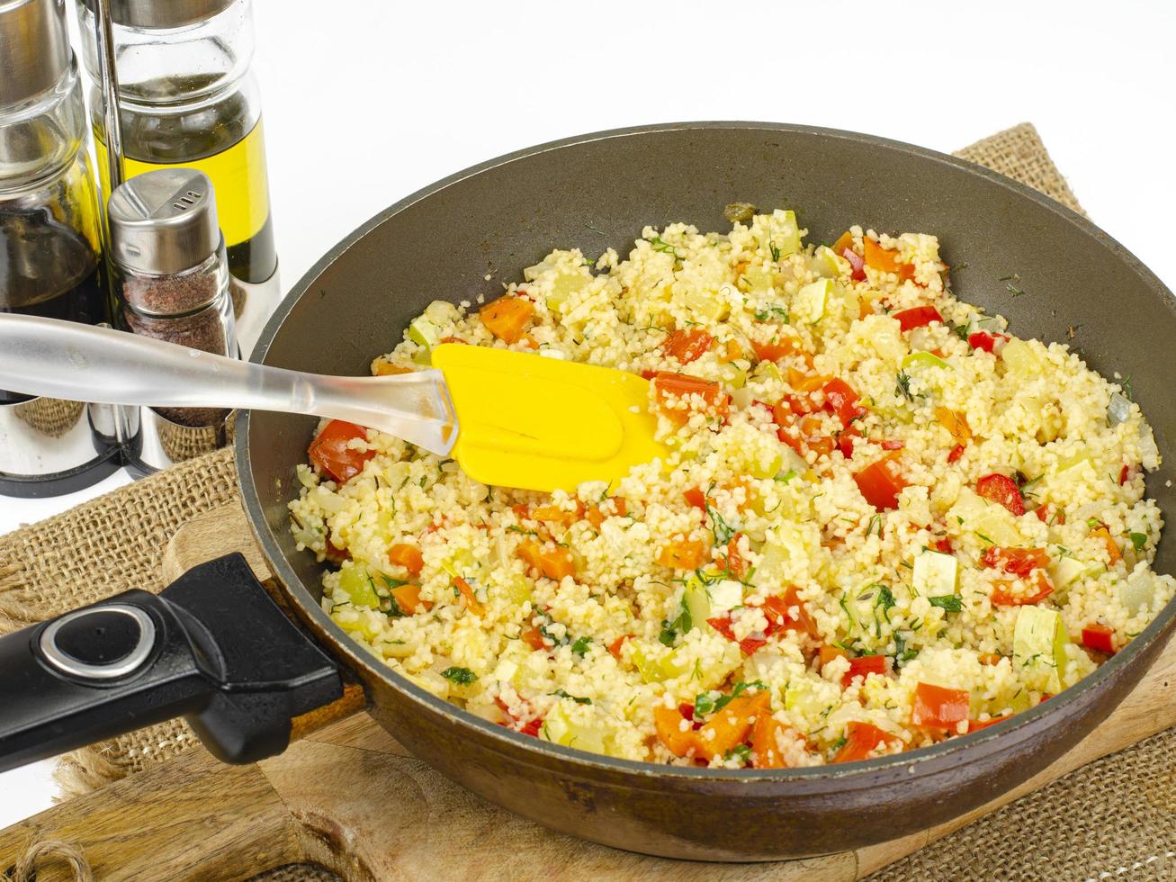 Couscous mit Gemüse in der Pfanne. Gericht der marokkanischen Küche. Studiofoto foto