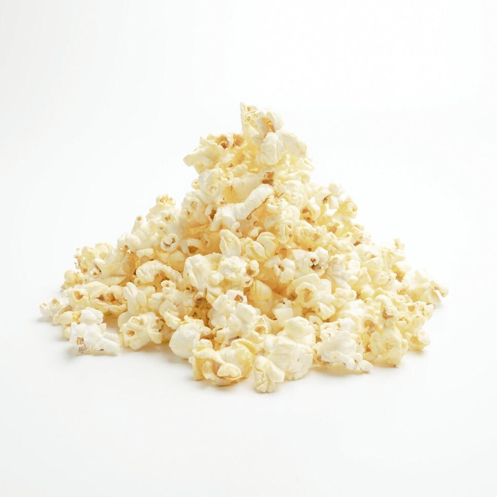 Stapel von Popcorn auf ein Weiß Hintergrund foto