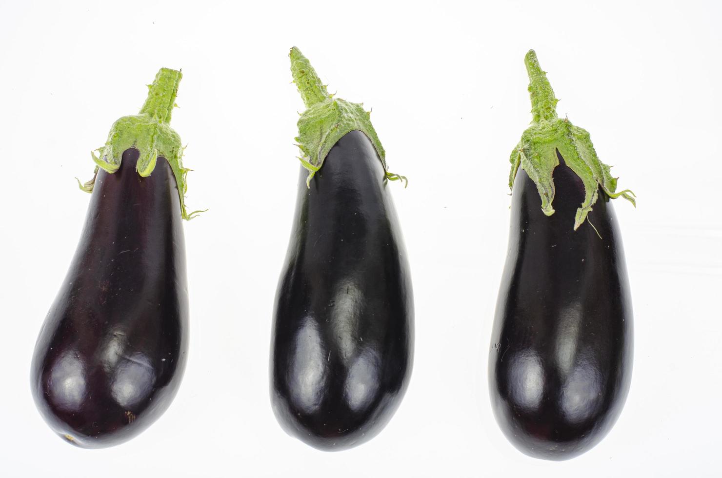 reife Aubergine auf weißem Hintergrund. Studiofoto foto