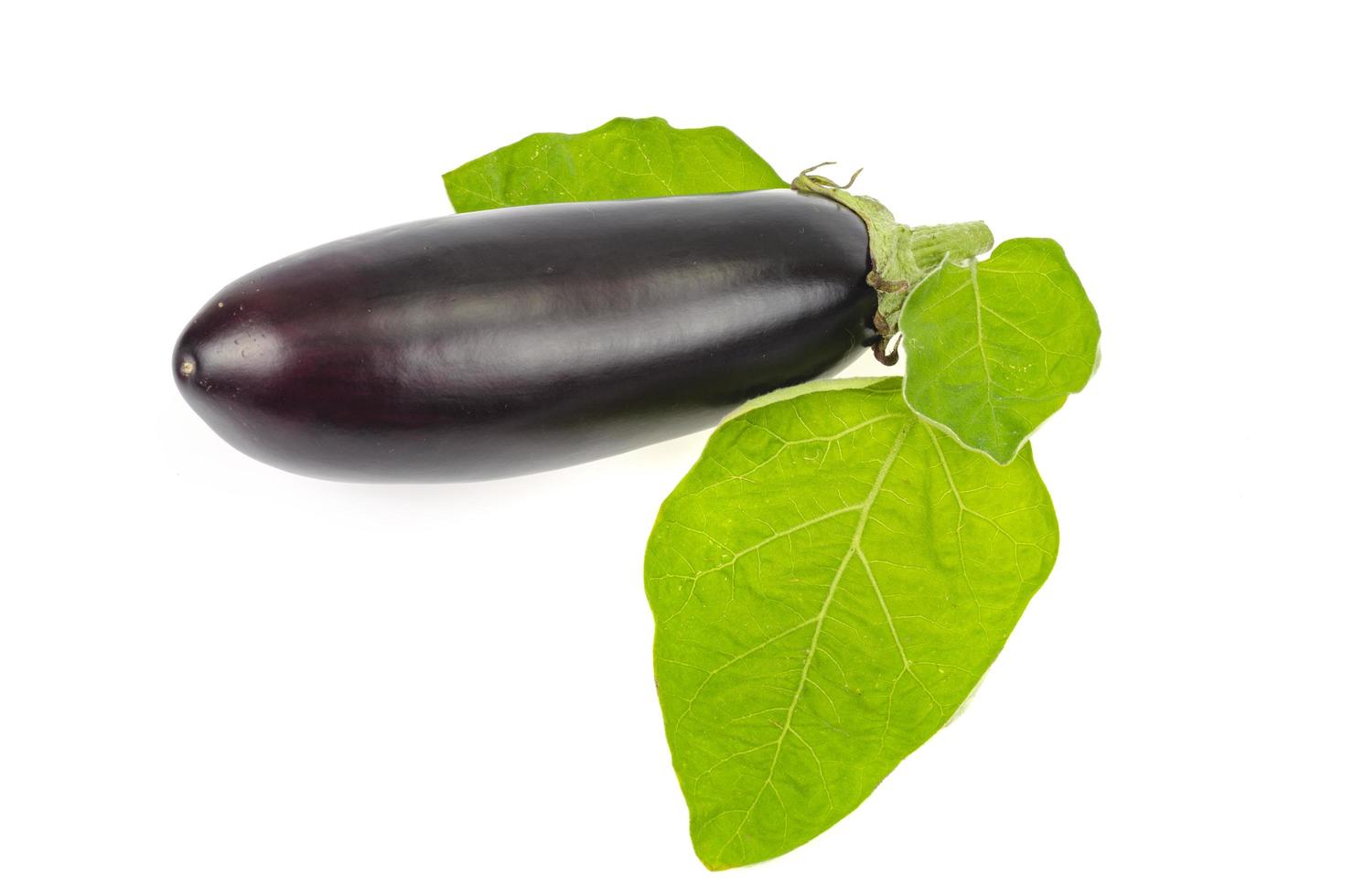 Reife schwarze lila Aubergine mit grünem Schwanz auf weißem Hintergrund. foto