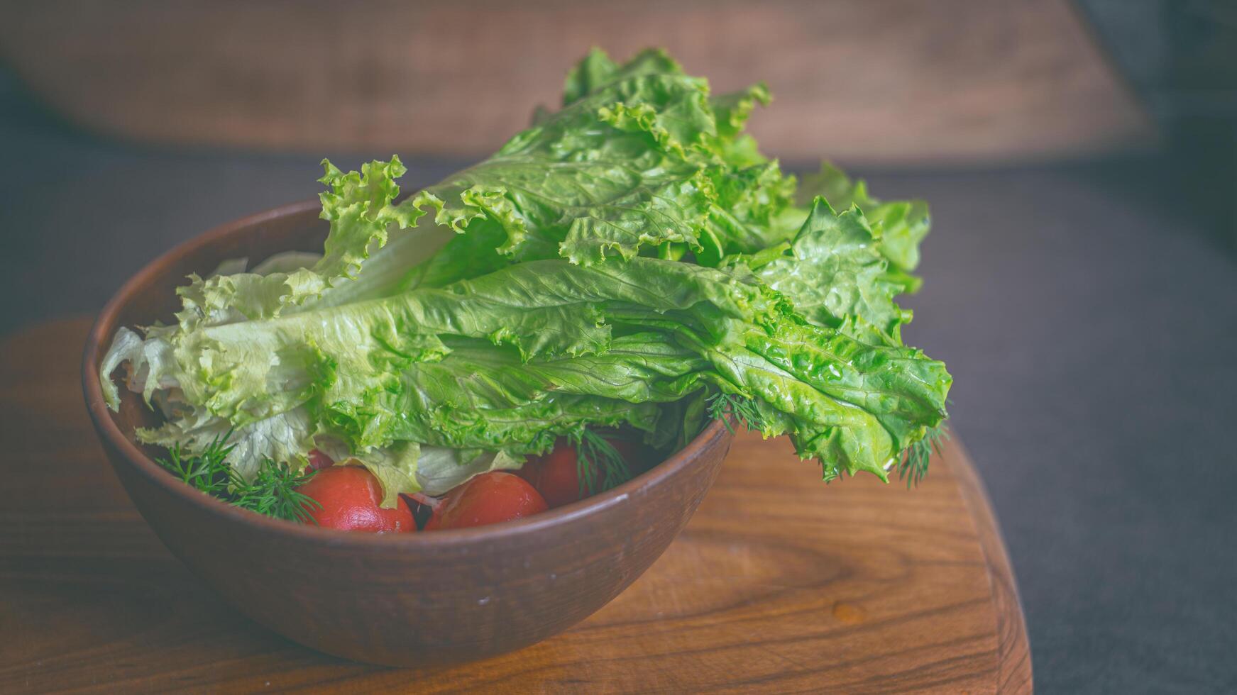frisch Gemüse Salat im ein tief Lehm Teller foto
