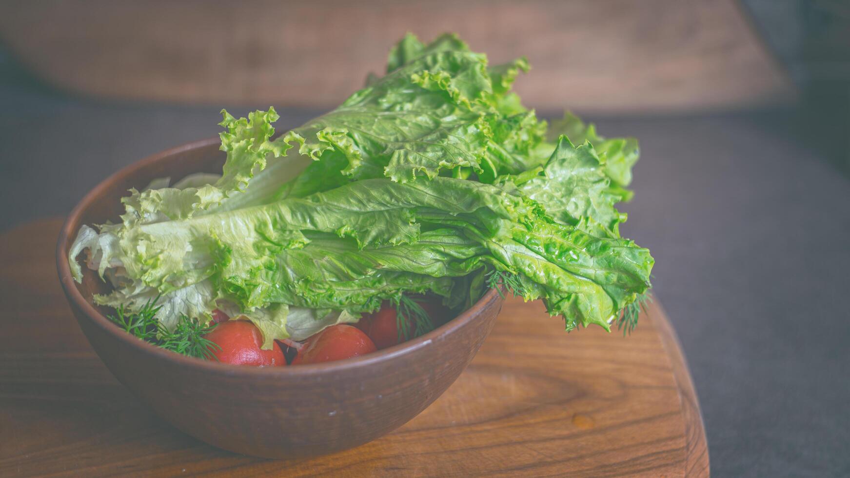 frisch Gemüse Salat im ein Lehm Tafel 16-9 foto