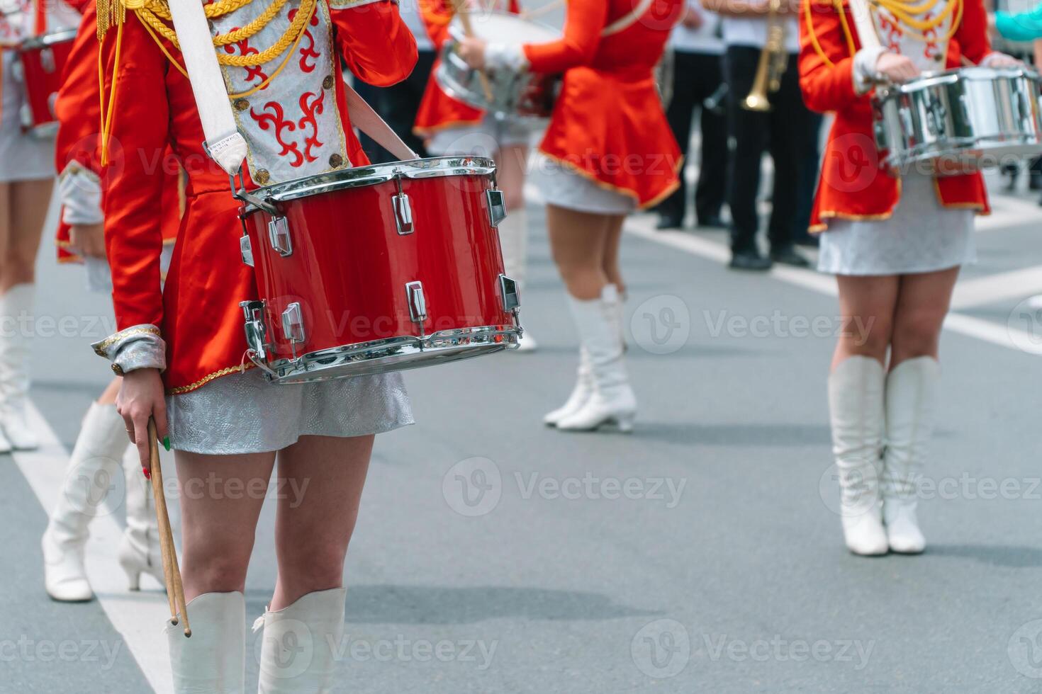 jung Mädchen Schlagzeuger beim das Parade. Straße Leistung. Majoretten im das Parade foto