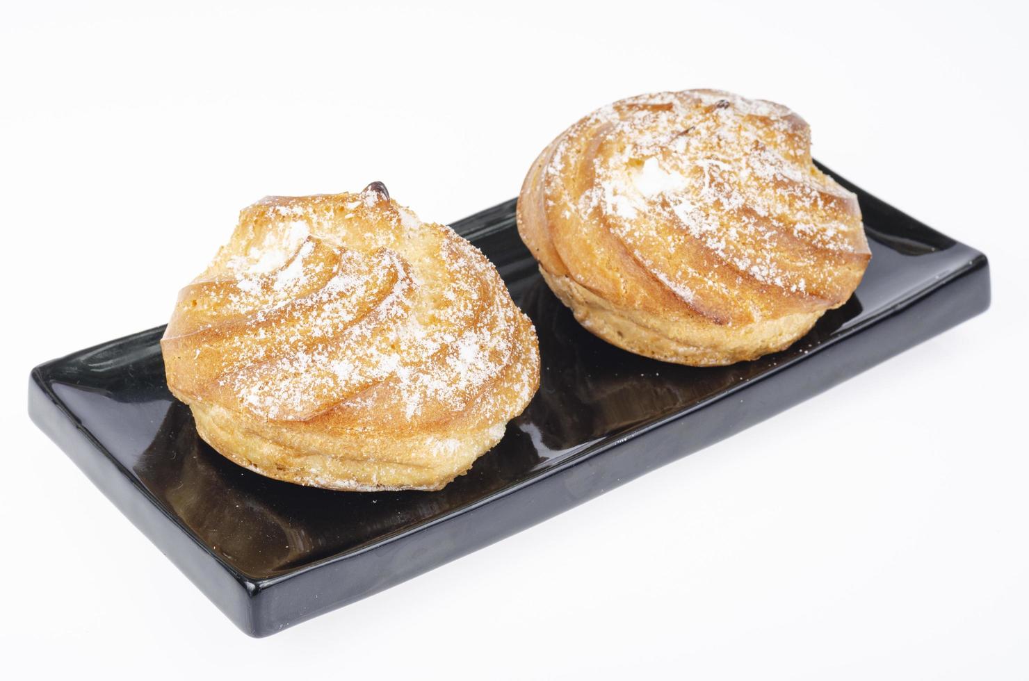 frische hausgemachte Kuchen mit Sahne und Puderzucker. Studiofoto foto