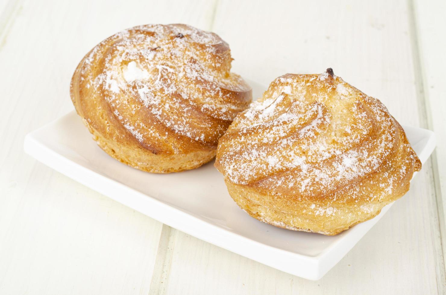 frische hausgemachte Kuchen mit Sahne und Puderzucker. Studiofoto foto