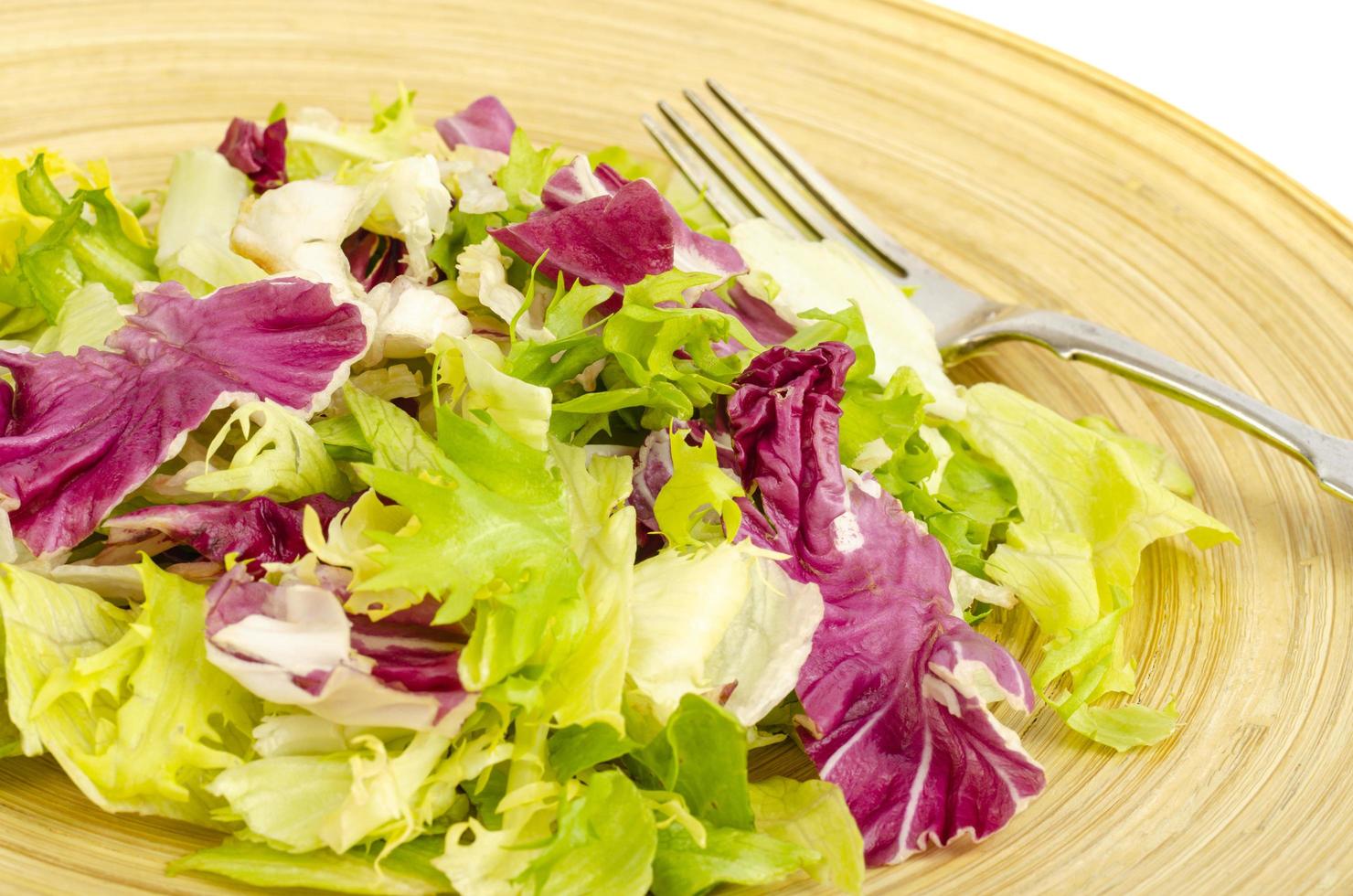 farbige Blätter verschiedener Salate, gesunde Ernährung, Ernährung. foto