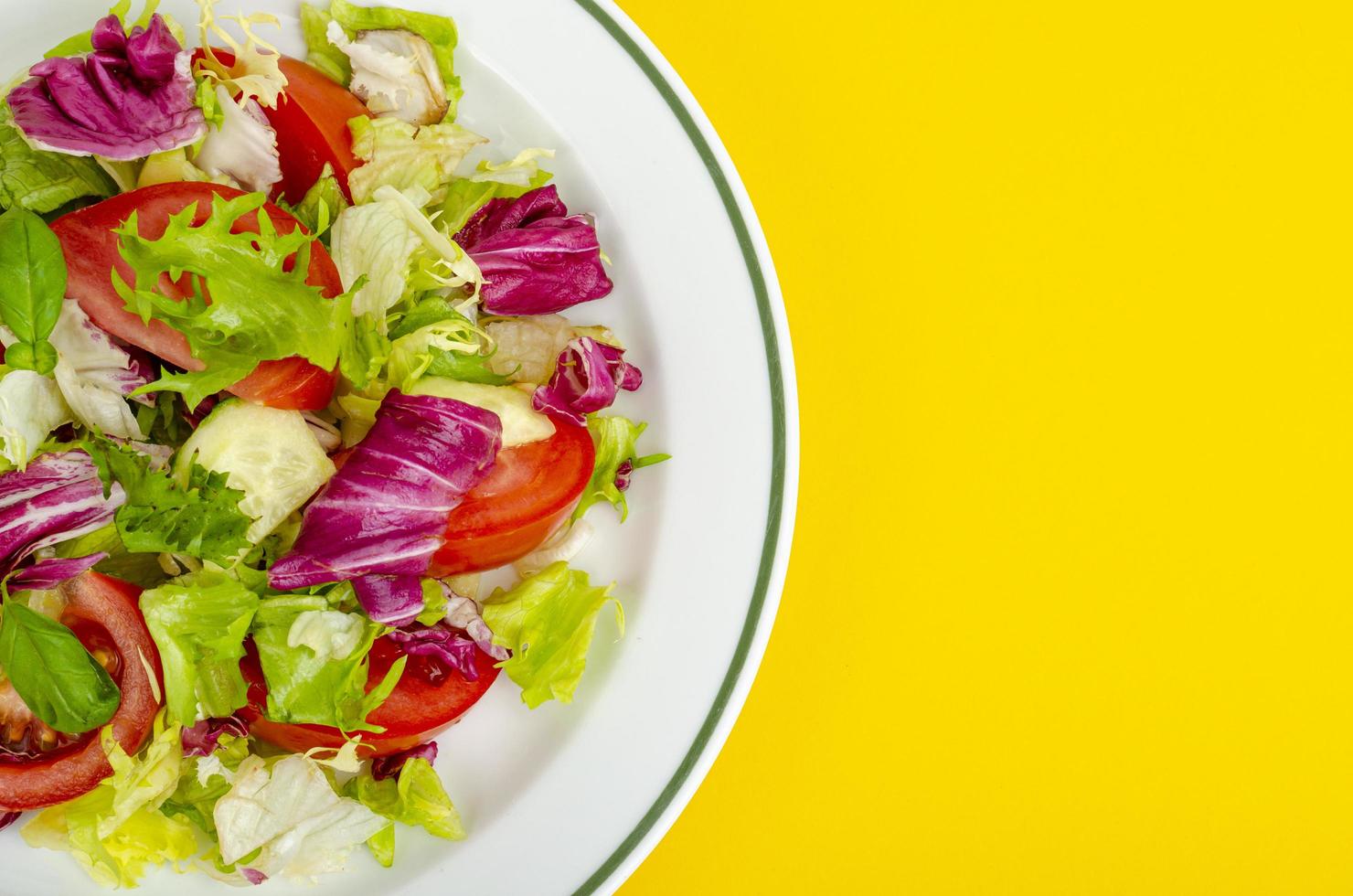 leichter diätetischer vegetarischer Salat in der Platte auf hellem Hintergrund. gesundes Lebensstilkonzept foto