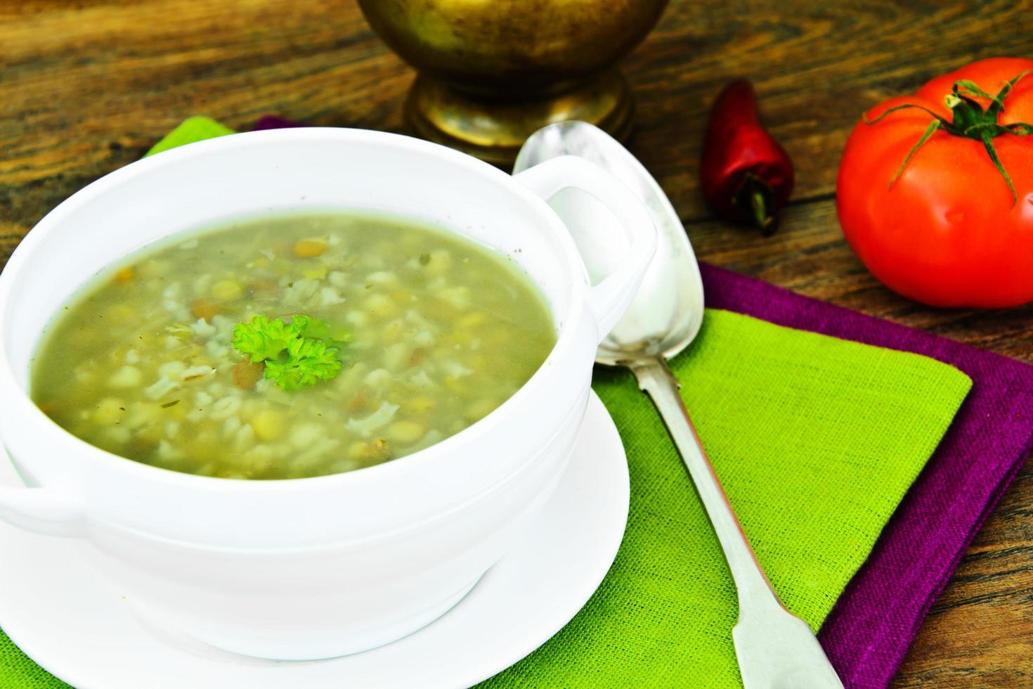die Suppe aus Linsen, Erbsen, Kichererbsen, Reis, Gerste, getrocknetem Gemüse foto