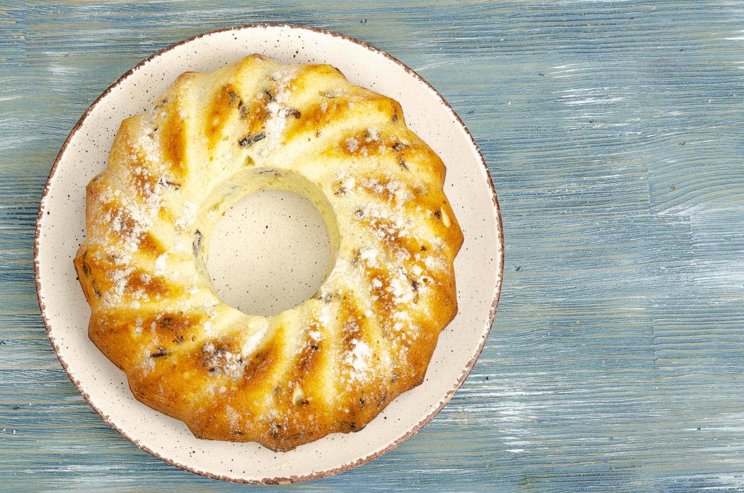 runder leckerer Kekskuchen mit Früchten, Rosinen und getrockneten Preiselbeeren. hausgemachtes Dessert, Backen foto