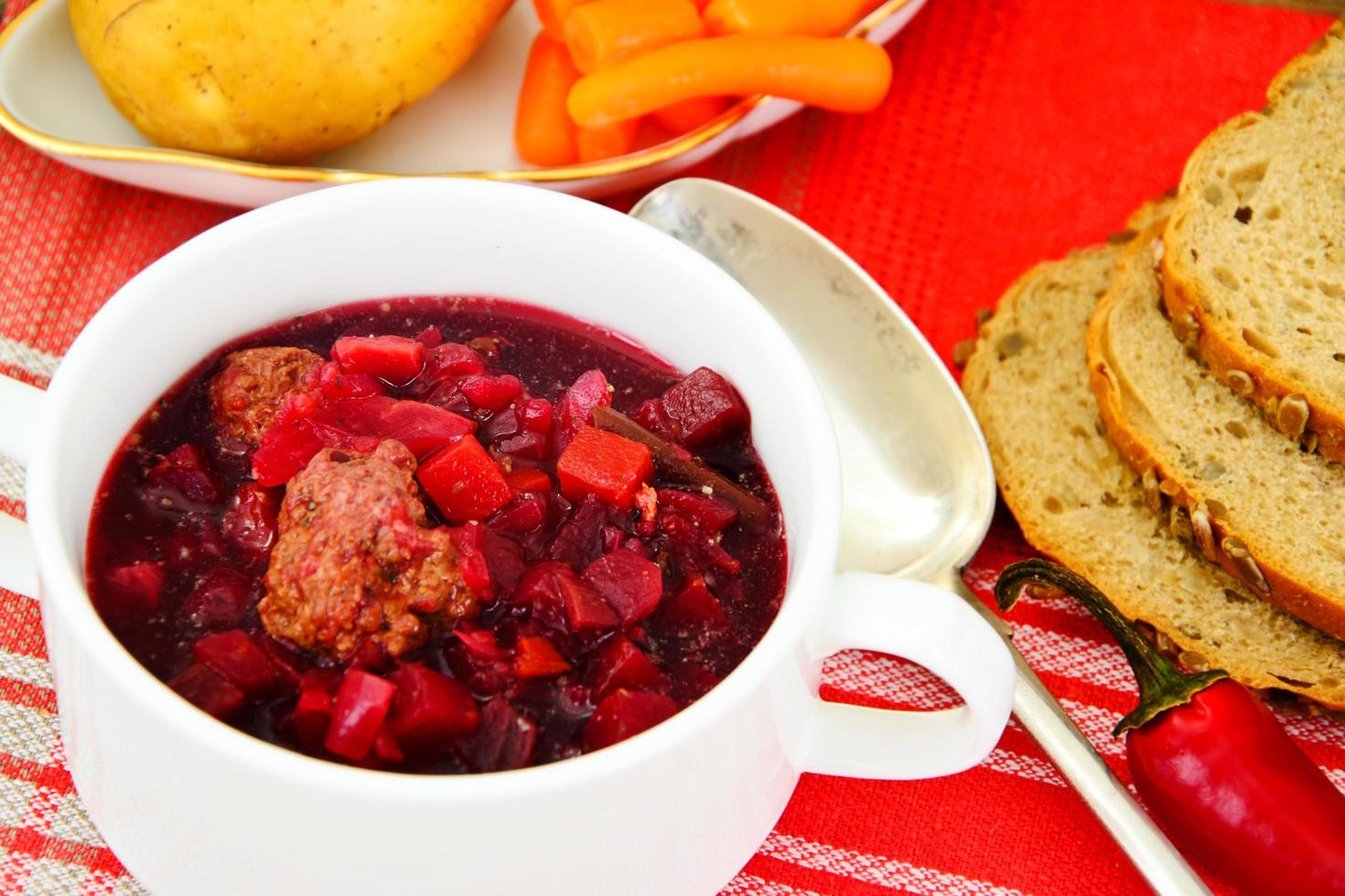 gesundes Essen. Suppe mit Rüben, grünen Bohnen und Gemüse foto