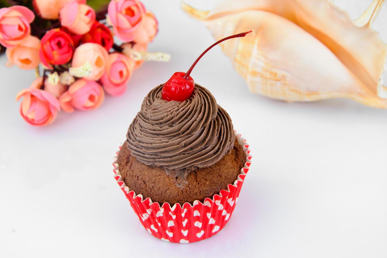 Kuchen mit Sahne, Cupcake auf Holz Hintergrund. foto