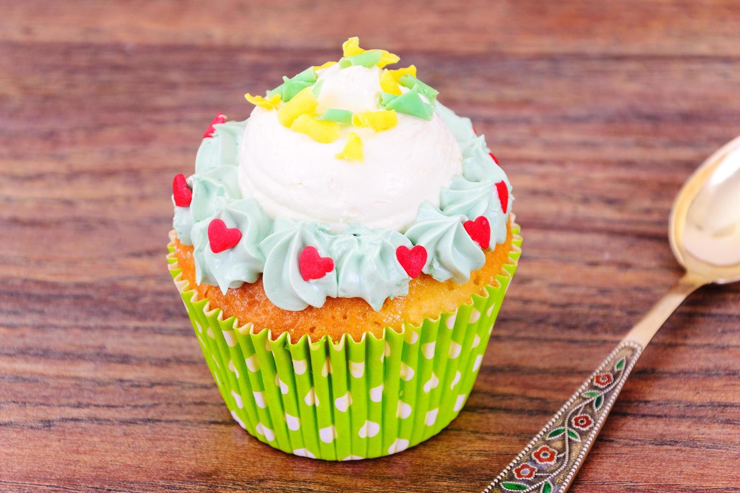 Kuchen mit Sahne, Cupcake auf Holz Hintergrund. foto