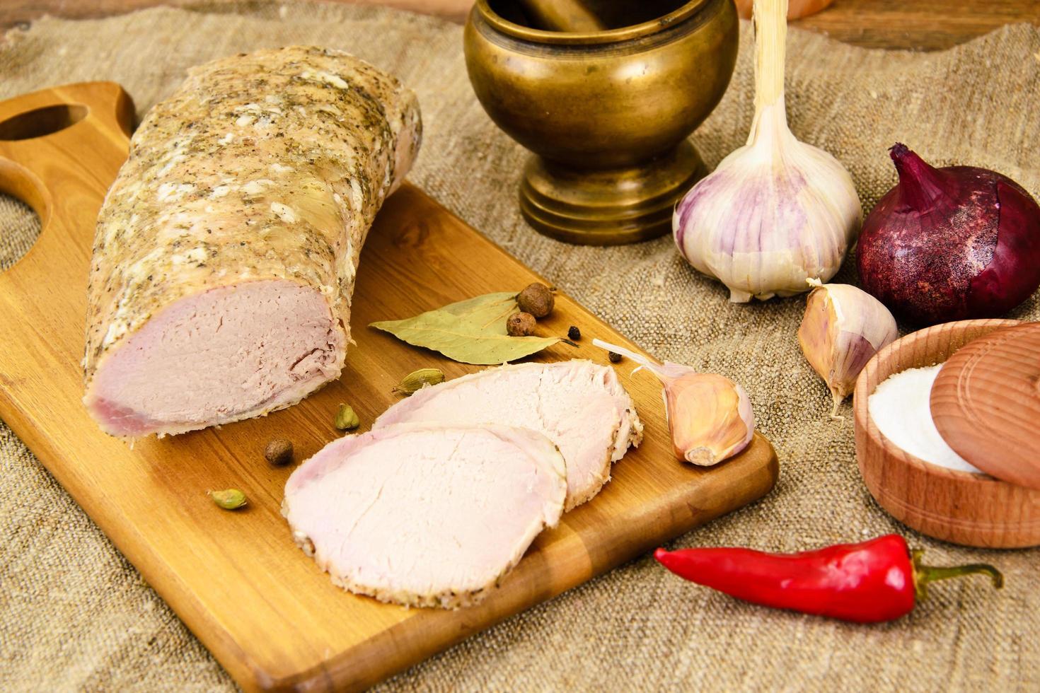 kalt gekochtes Schweinefleisch mit Gewürzen foto