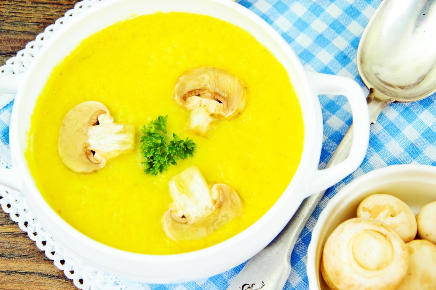 pürierte Cremesuppe von Zucchini mit Champignons foto