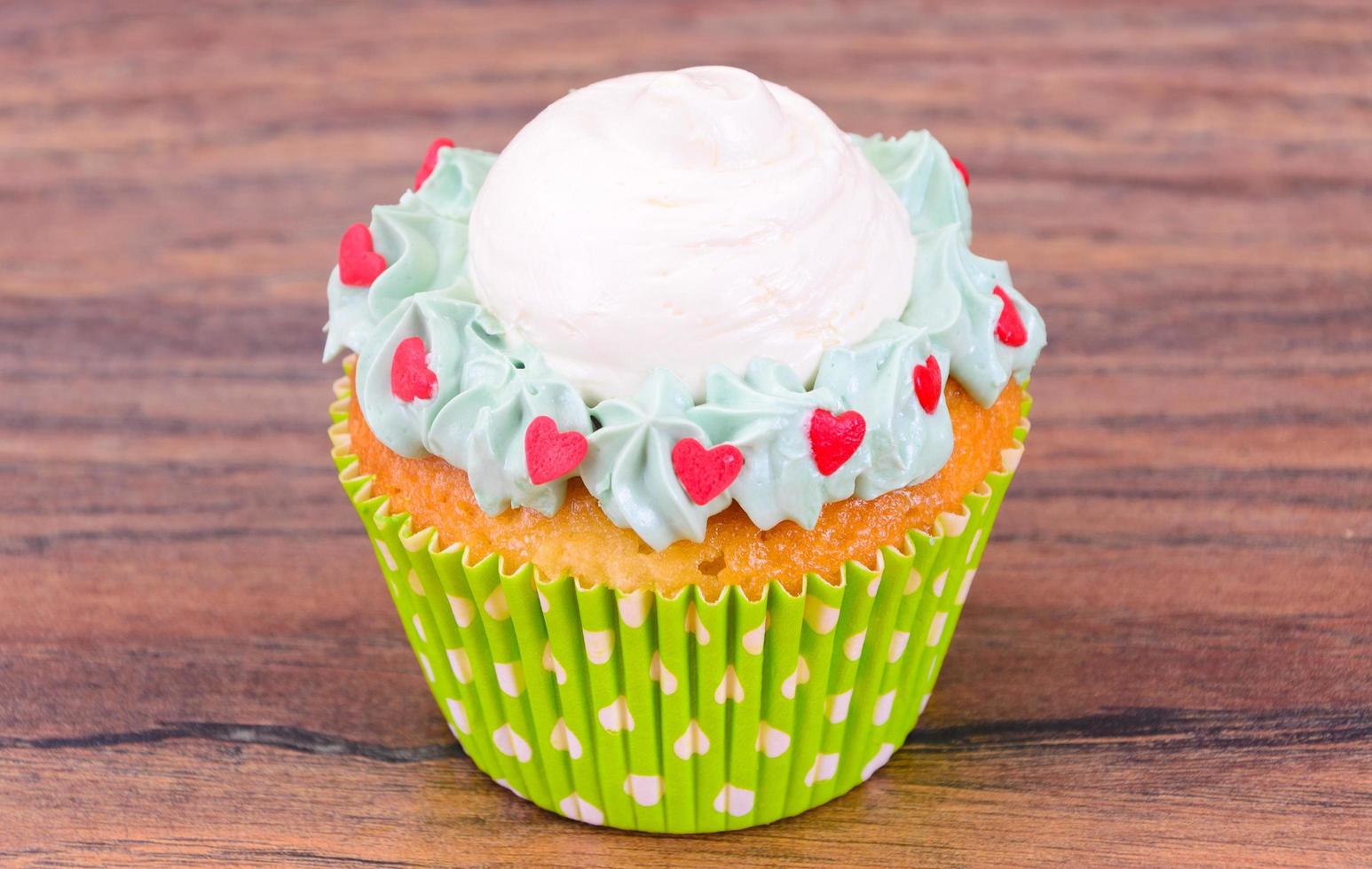 Kuchen mit Sahne, Cupcake auf Holz Hintergrund. foto