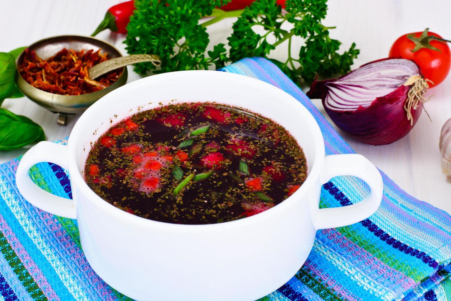 gesundes Essen. Suppe mit Rüben, grünen Bohnen und Gemüse foto