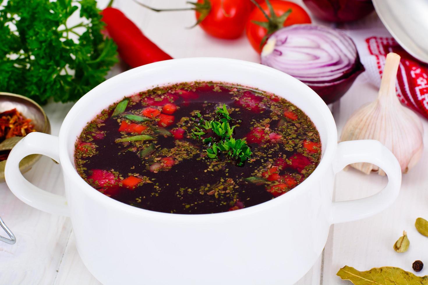 gesundes Essen. Suppe mit Rüben, grünen Bohnen und Gemüse foto