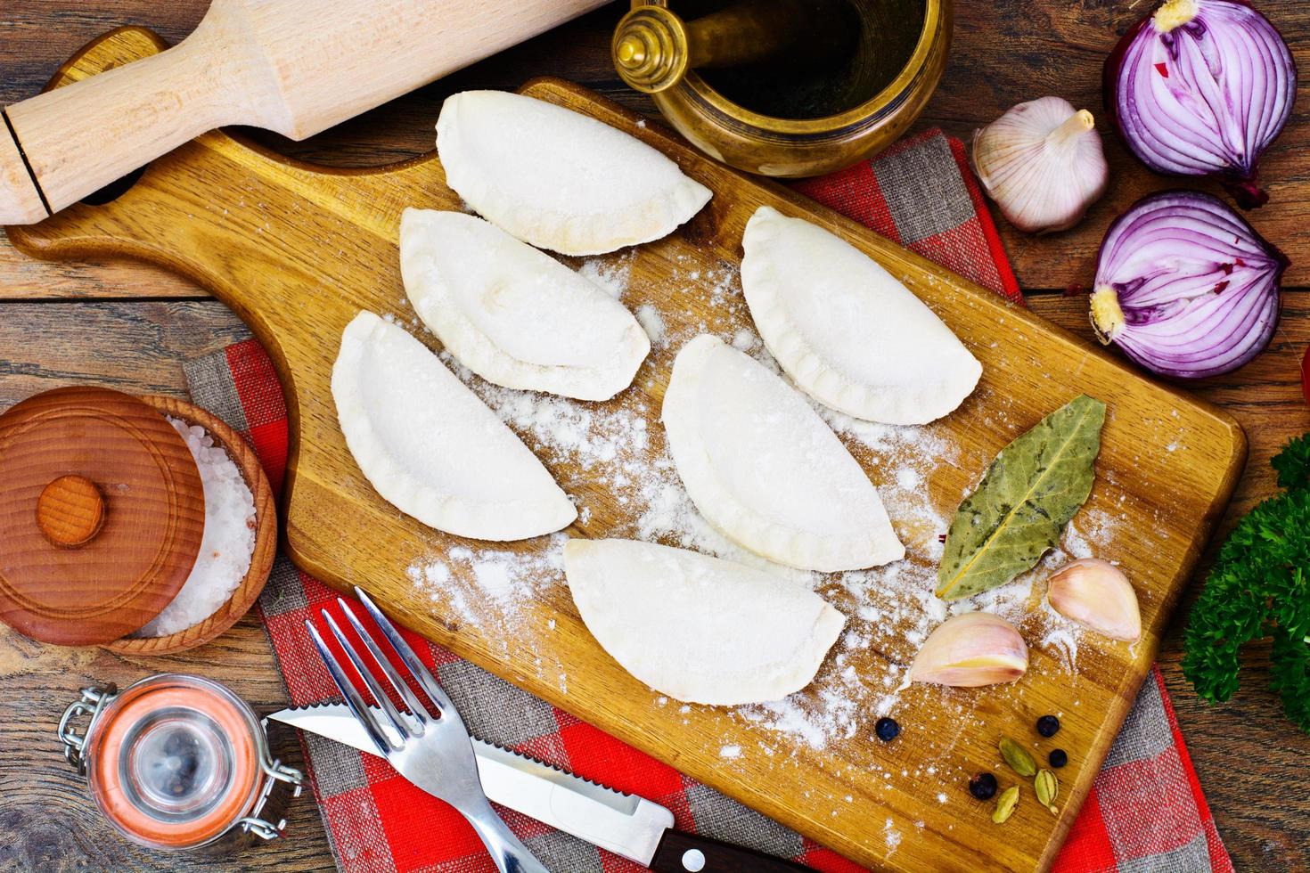 hausgemachte Teigtaschen, russische Pelmeni foto