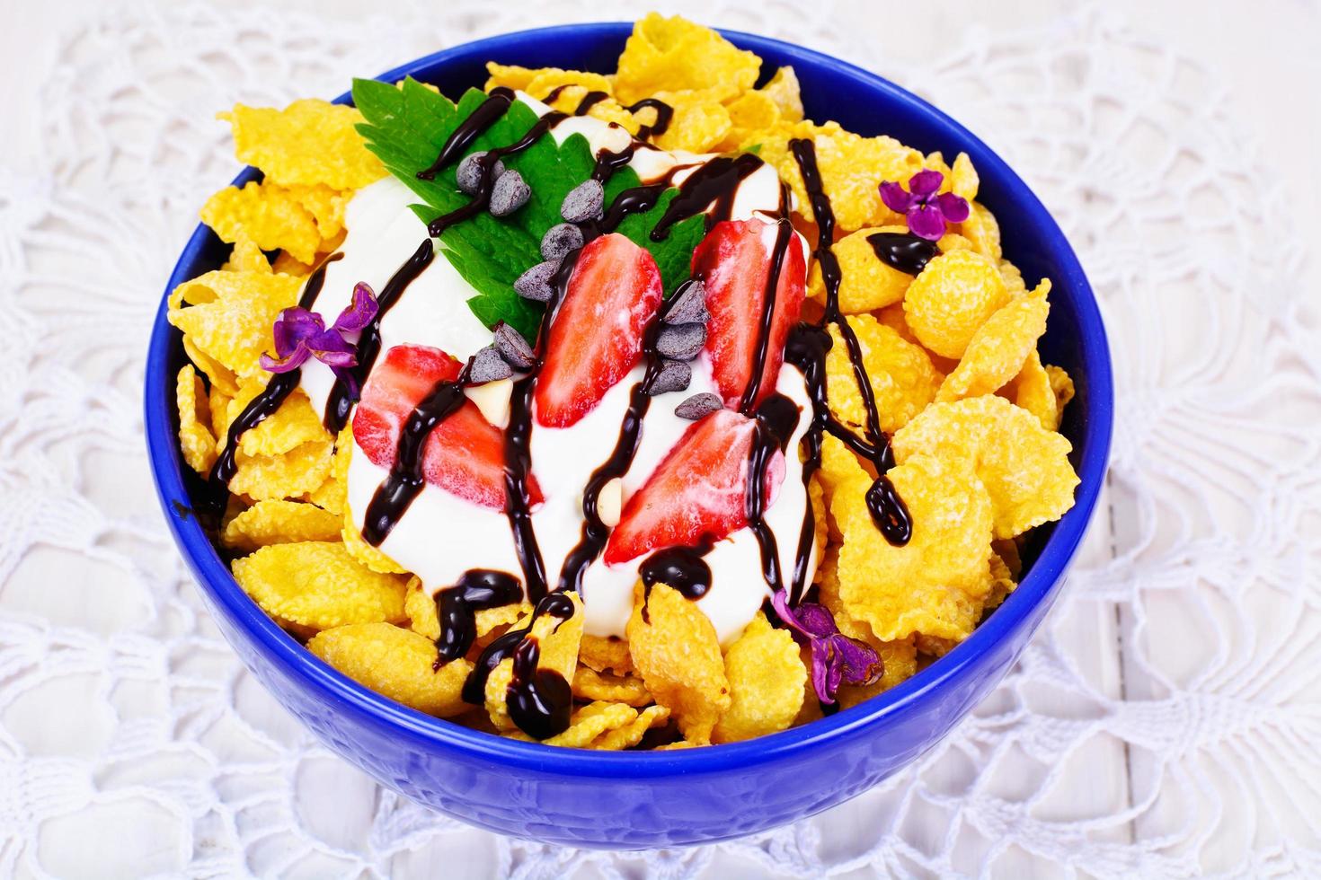 Cornflakes mit Erdbeere und Schokolade. gesundes Frühstück foto