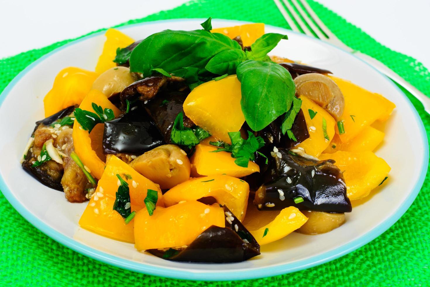 Auberginensalat mit Paprika foto