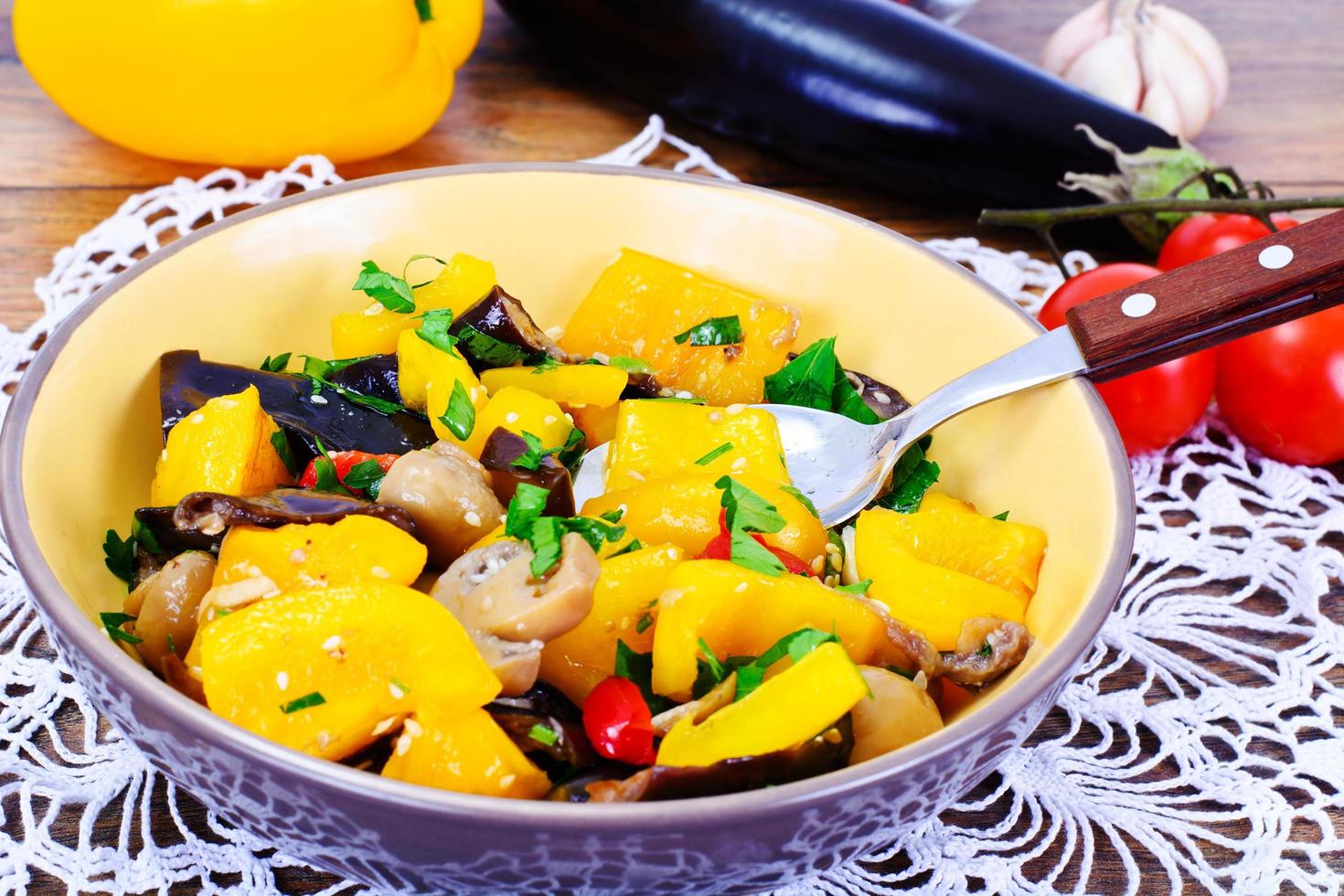 Auberginensalat mit Paprika foto