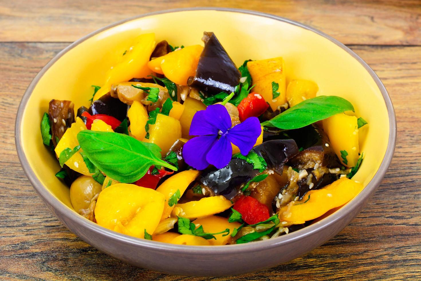 Auberginensalat mit Paprika foto