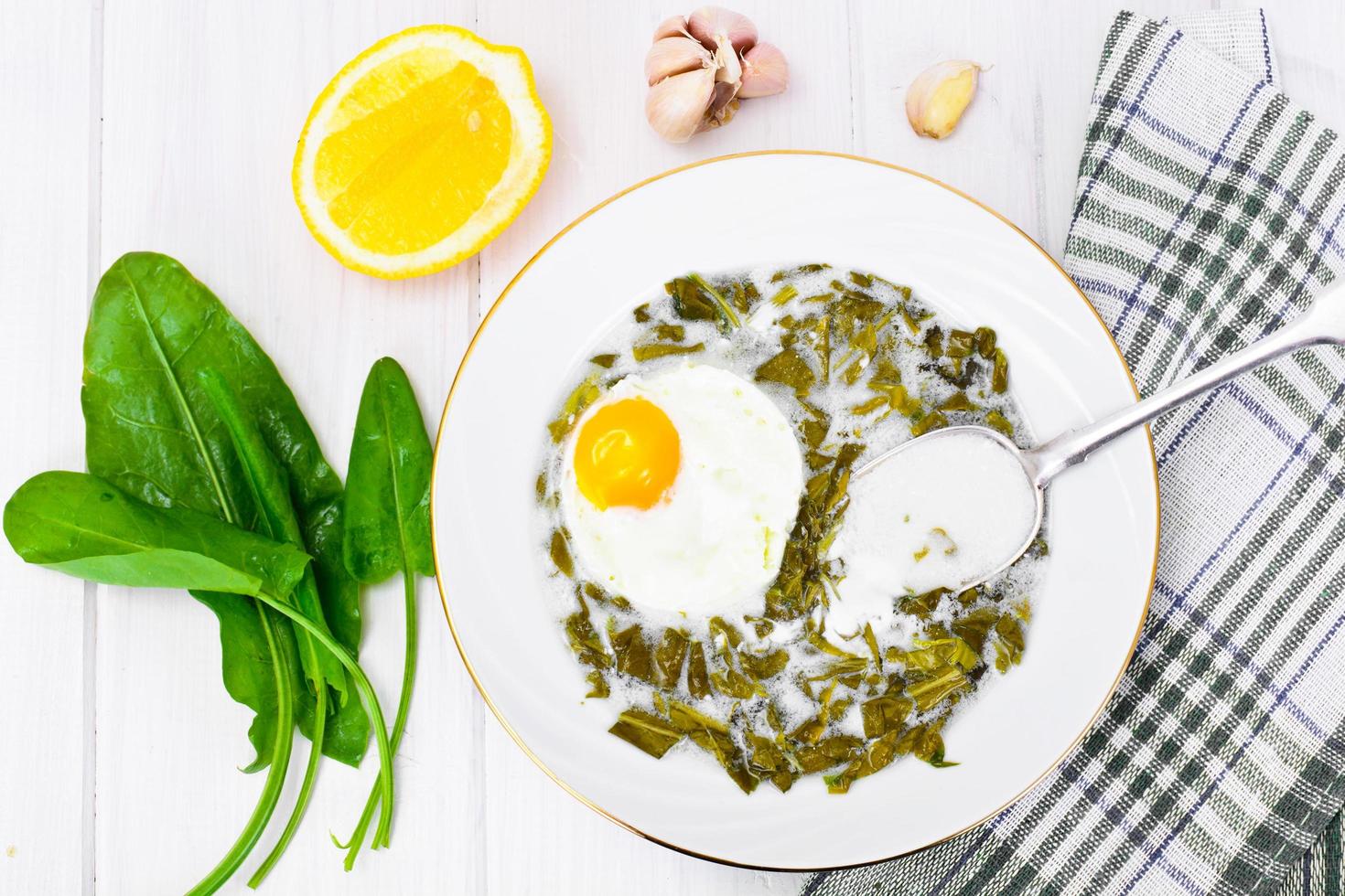 Sauerampfer Suppe mit Ei foto