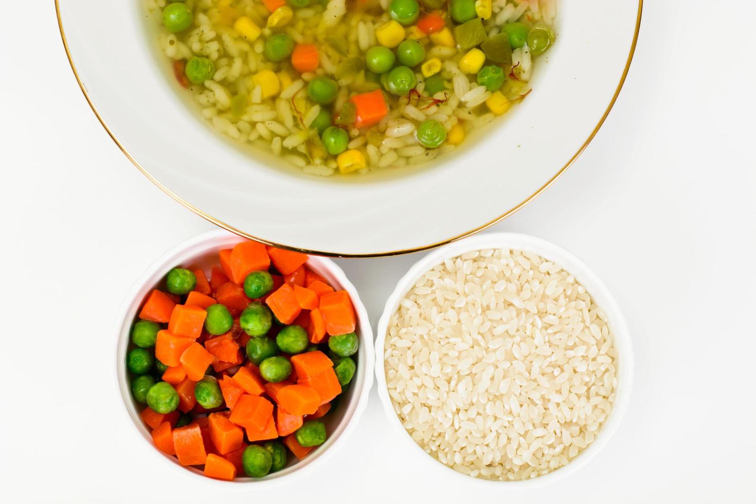 Suppe mit Hühnerbrühe. Reis und Gemüse foto