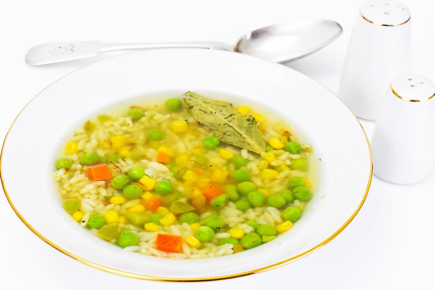 Suppe mit Hühnerbrühe. Reis und Gemüse foto