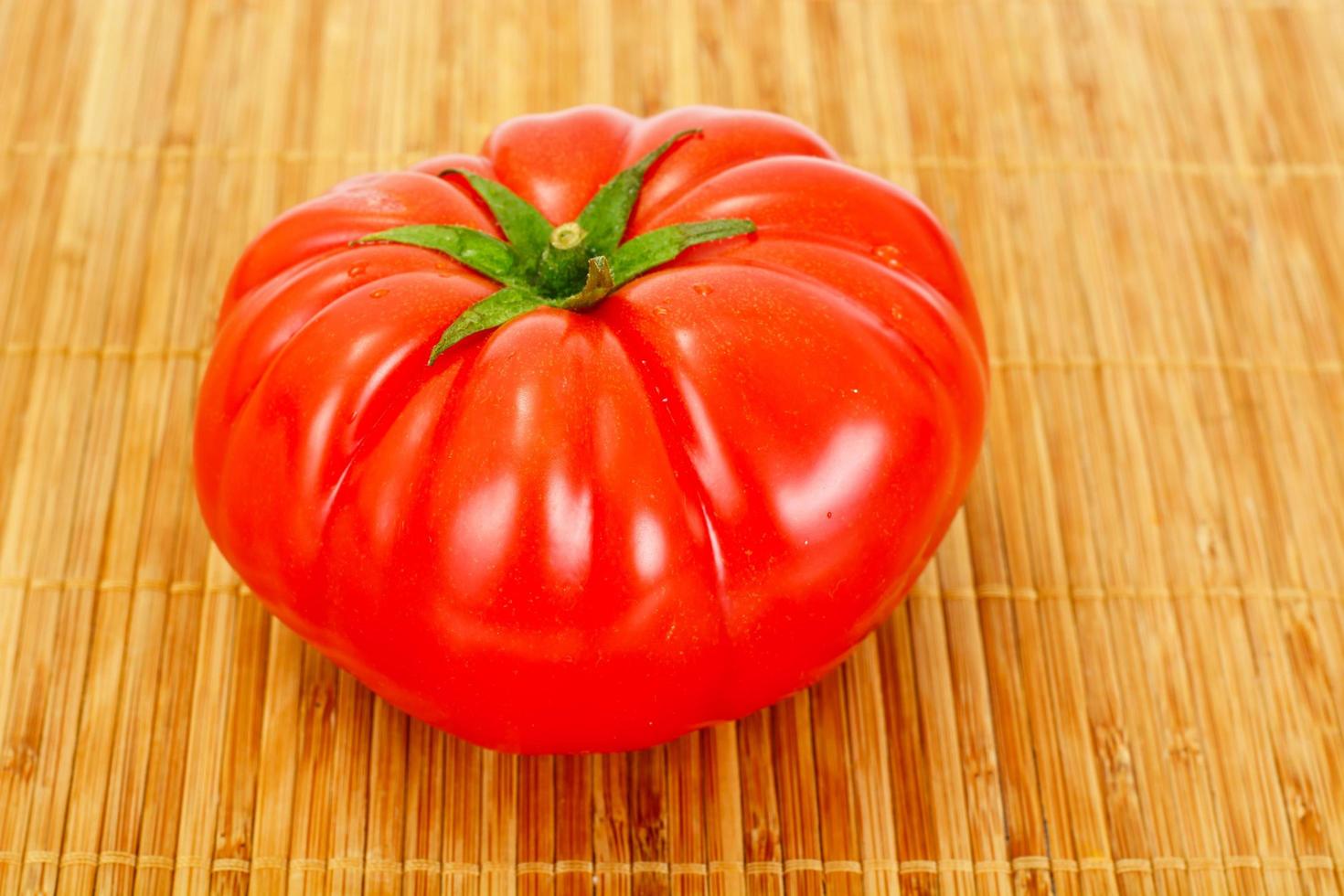 rote Tomaten auf weißem Hintergrund foto