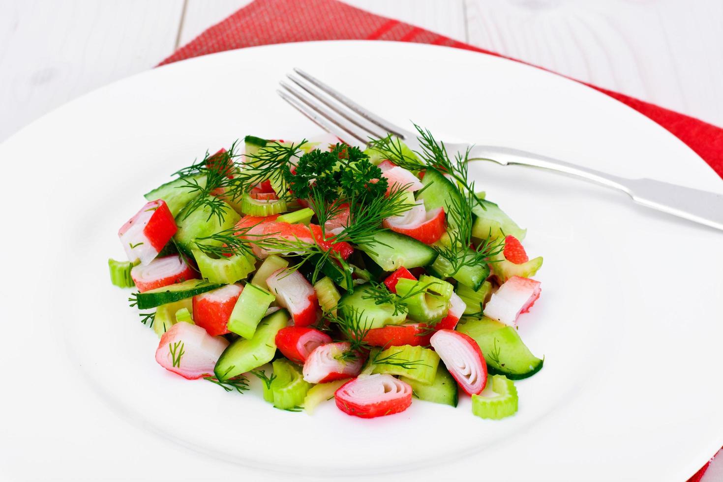 Salat aus Sellerie, Krabbenstange, Gurke, grünen Oliven und Dill foto