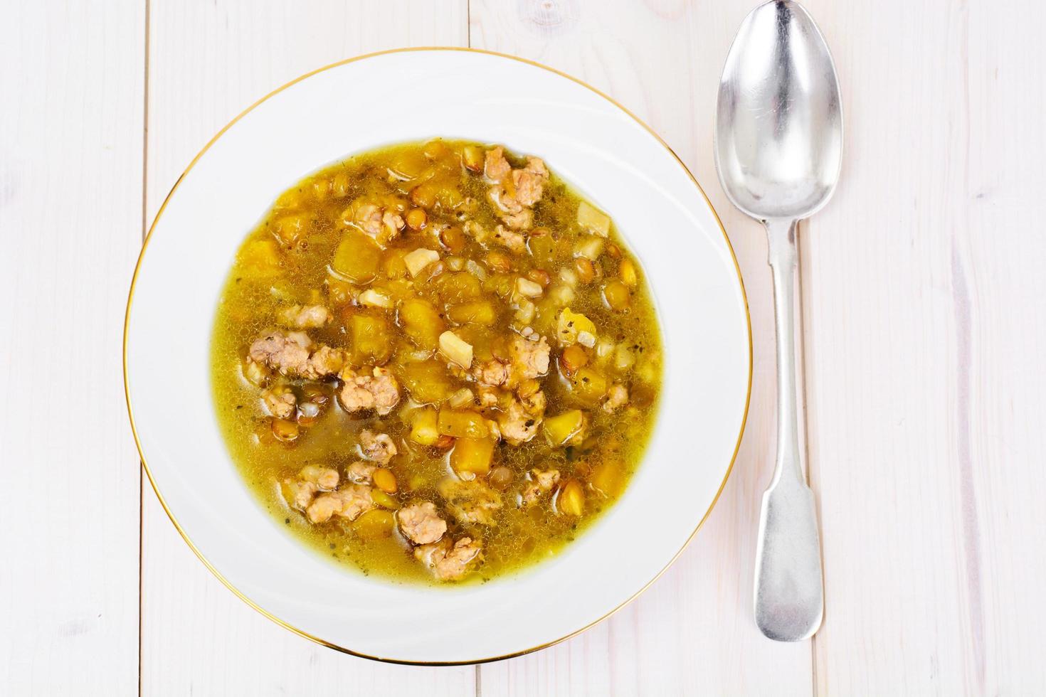 Linsensuppe mit Hackfleisch, Sellerie, Kürbis, Zwiebel foto