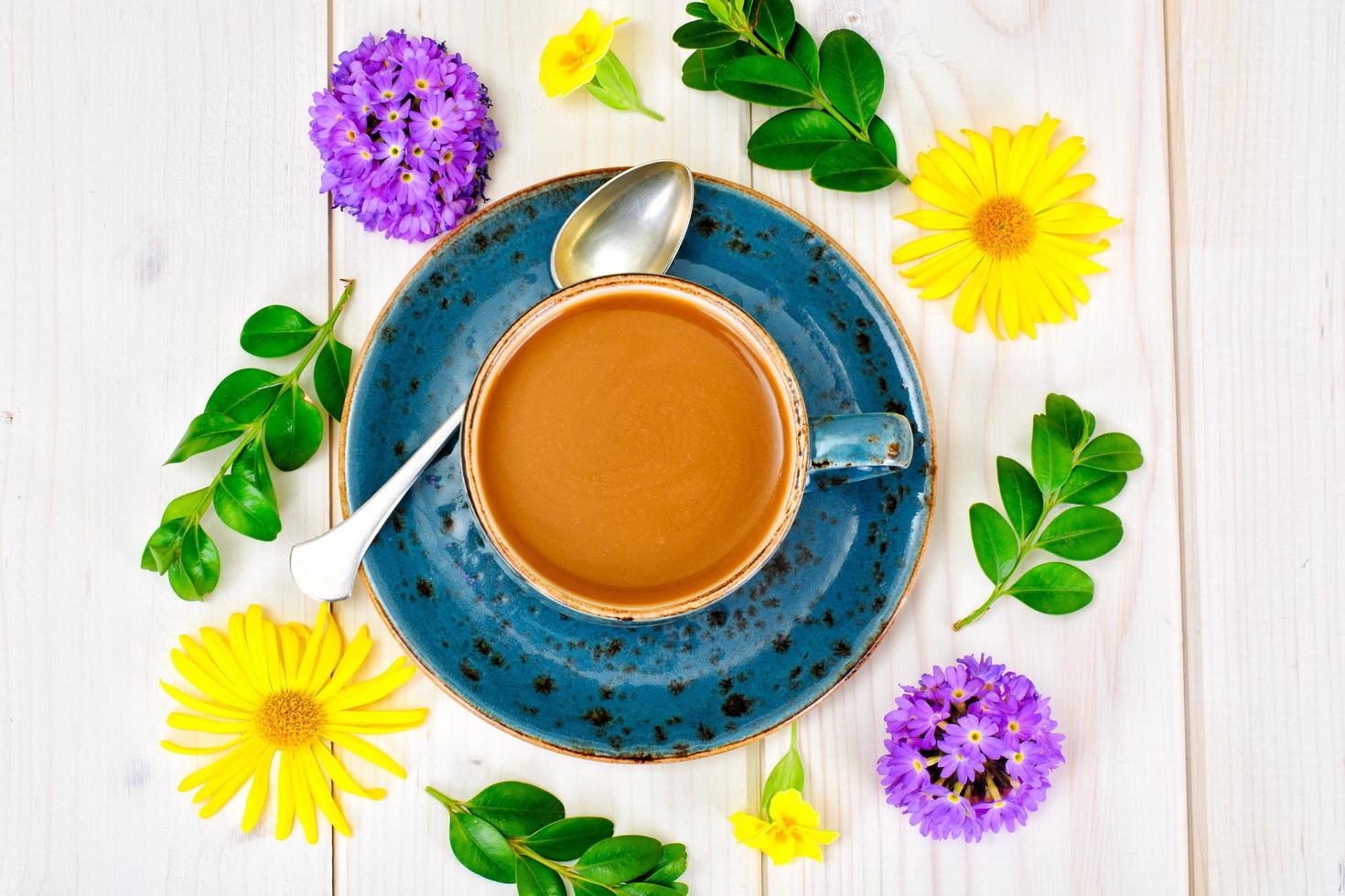 Kaffee in einer blauen Retro-Tasse mit Blumen foto