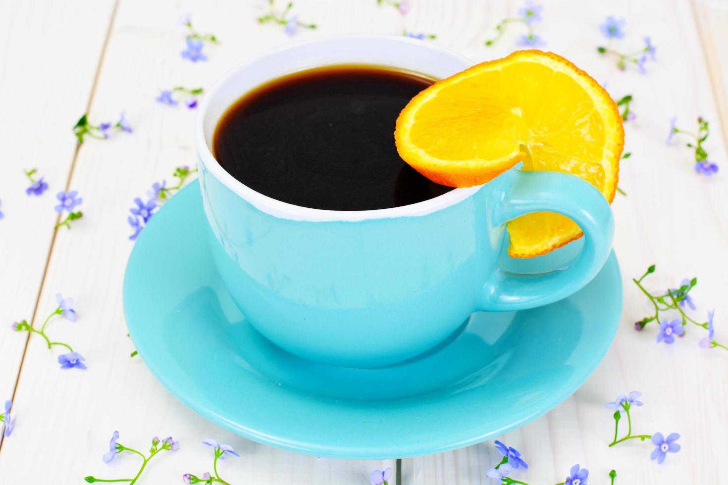 Kaffee in einer blauen Retro-Tasse mit Blumen foto