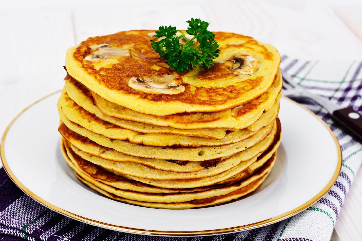 leckerer Pfannkuchenstapel mit Pilzen foto