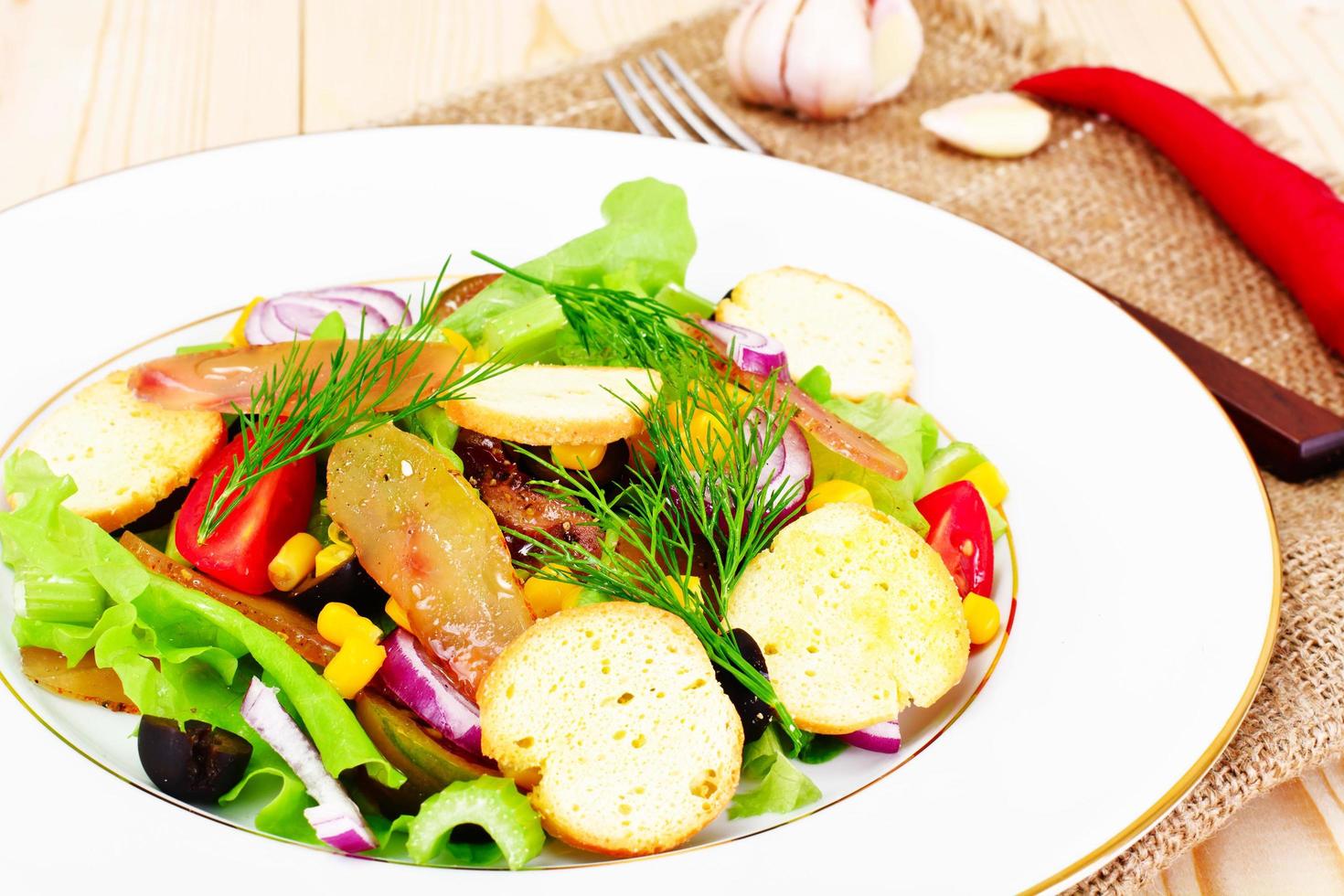 Salat mit Tomatenkumata, Trockenfleisch, Sellerie und Oliven foto