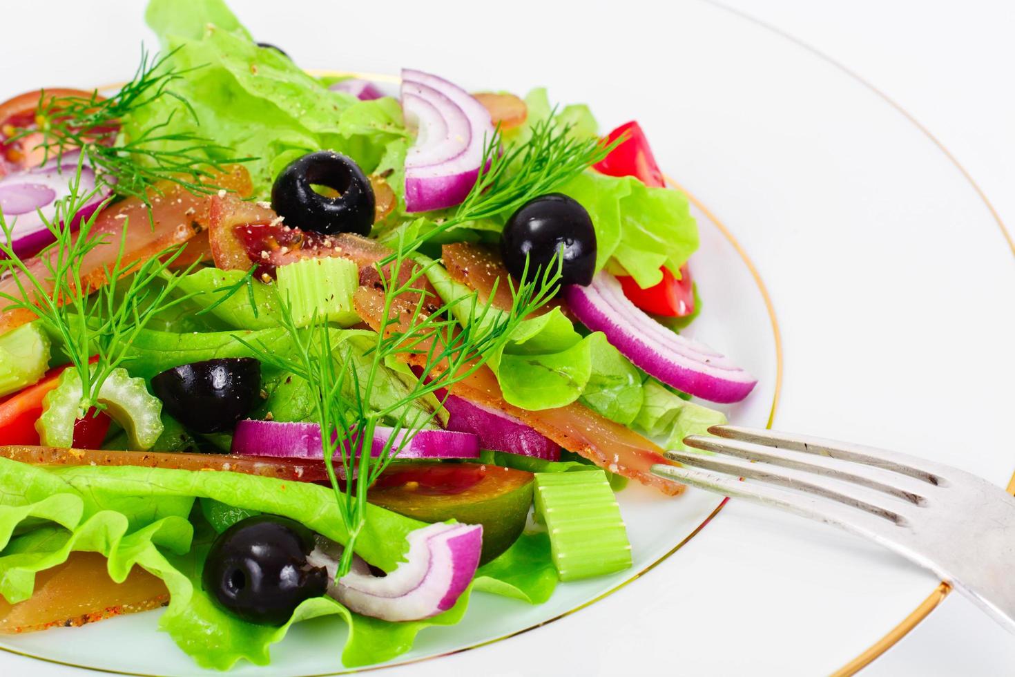 Salat mit Tomatenkumata, Trockenfleisch, Sellerie und Oliven foto