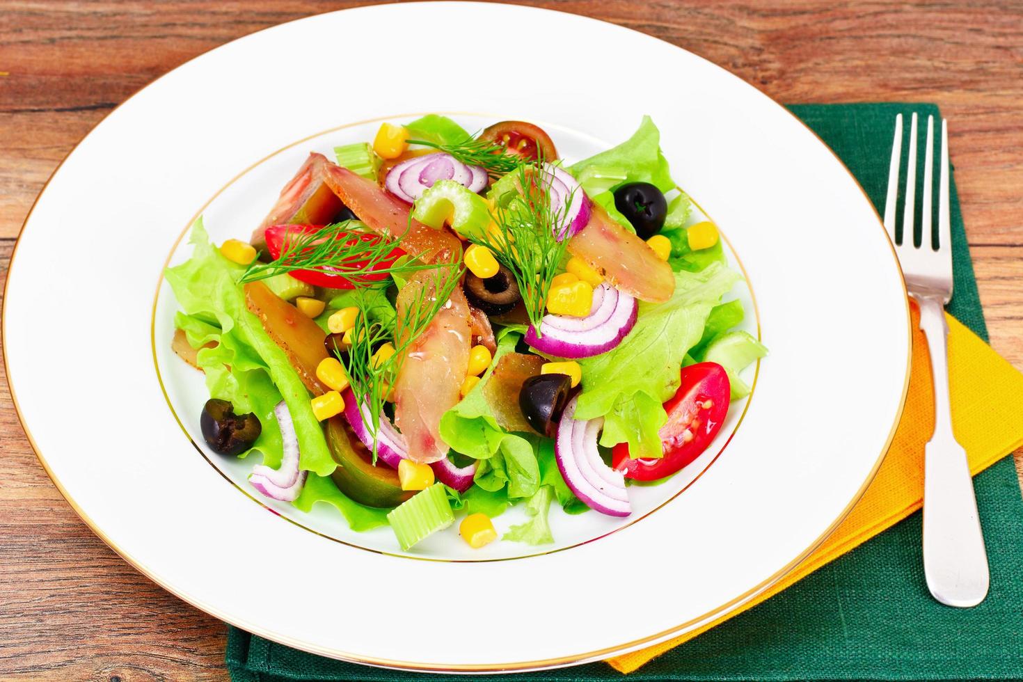 Salat mit Tomatenkumata, Trockenfleisch, Sellerie und Oliven foto