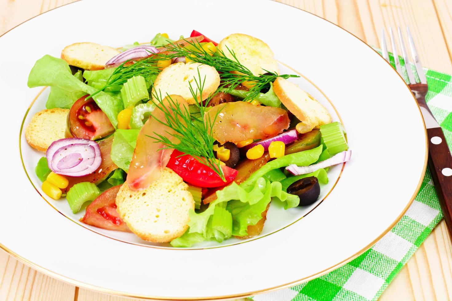 Salat mit Tomatenkumata, Trockenfleisch, Sellerie und Oliven foto