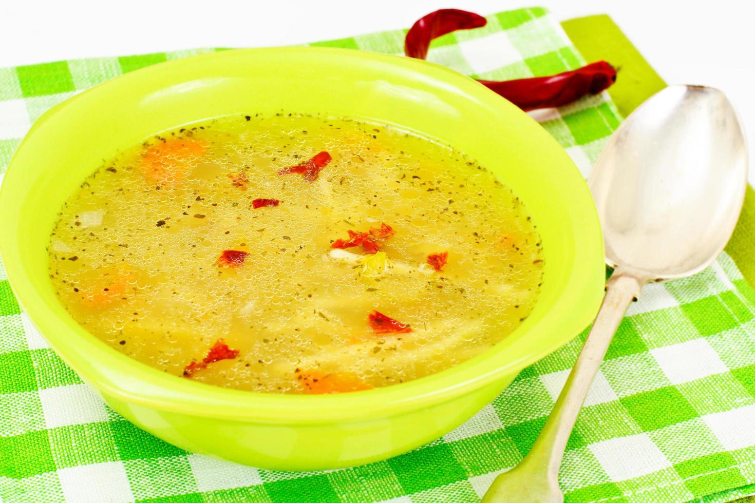 Suppe mit Hühnerbrühe. Nudeln und Gemüse foto