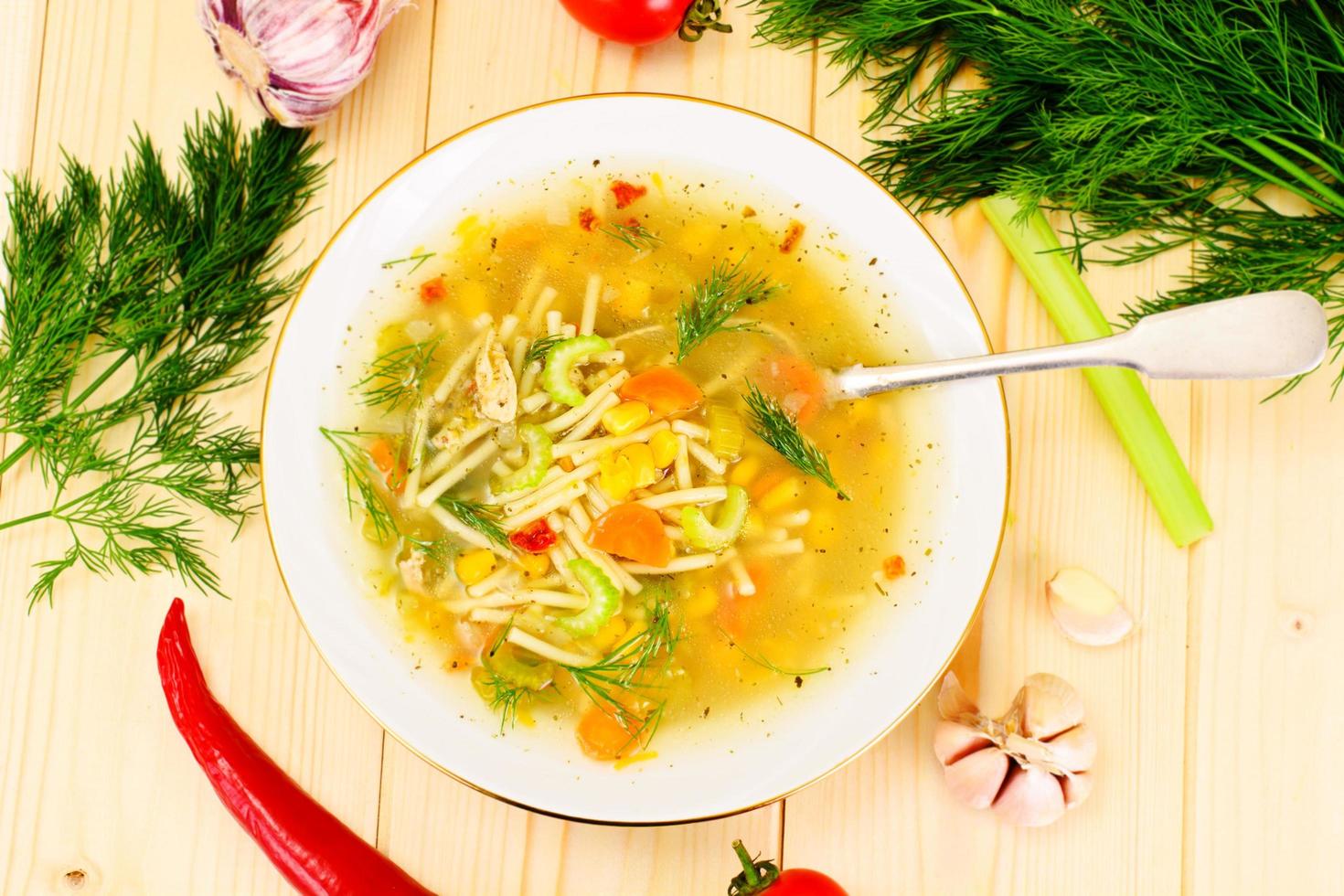 Suppe mit Hühnerbrühe. Nudeln und Gemüse foto