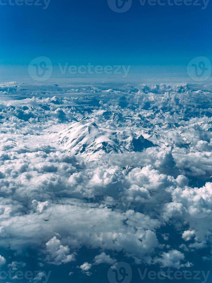 Antenne Aussicht von steil felsig schneebedeckt Berg Angebot auf schön sonnig Tag foto