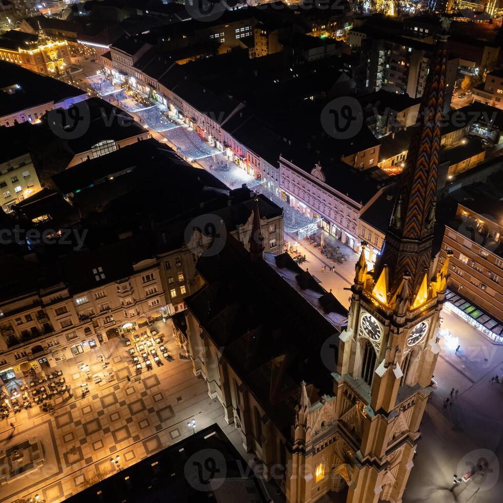 Stadt Platz im das schön nov traurig, zum das Neu Jahr im das Nacht. Serbien foto